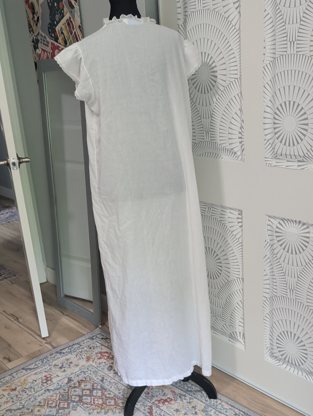 Vintage White Lace-Trim Cotton Nightgown with Ribbon Accent - Picture 5 of 7